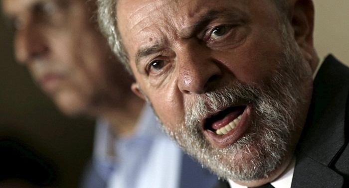Brésil: l’ex-président Lula emmené par la police pour être interrogé